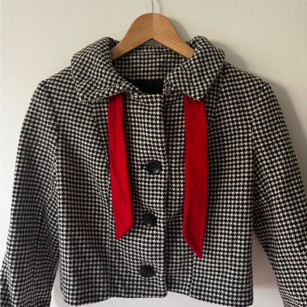 Jackie O classic style Super cute Houndstooth cropped Jacket with Red Accents